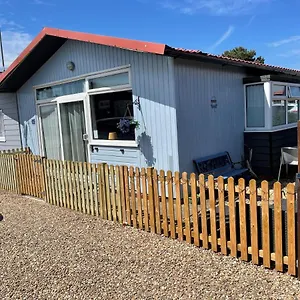 Chalet Pebbles 144 South Shore 2 Bed 2 Dog Friendly, Sleeps 4, Bridlington